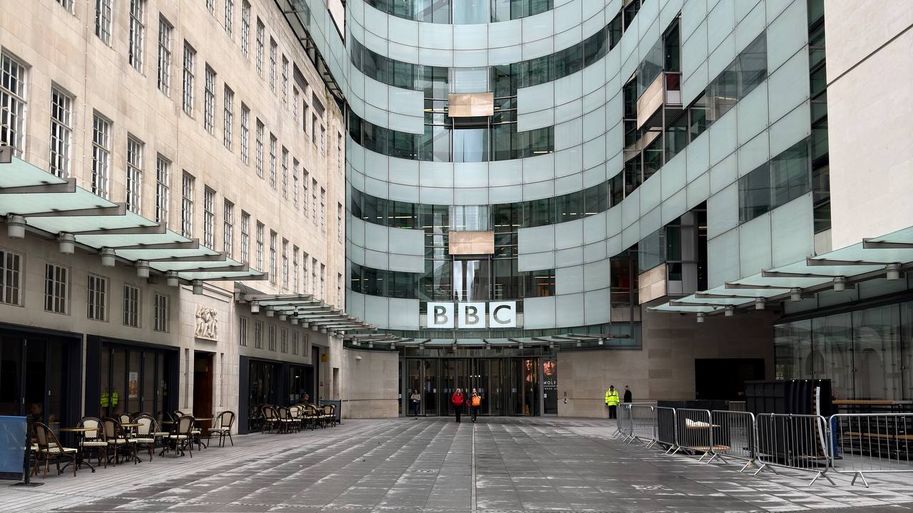En 1927, la BBC se transformó en una corporación pública tras la emisión de una Carta Real. (Foto: operadordecamara.es)