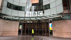 Historia y evolución de la BBC: De la radio a la era digital y su impacto global