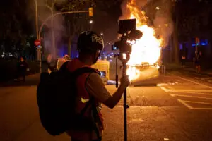 Operador de cámara de noticias en Barcelona