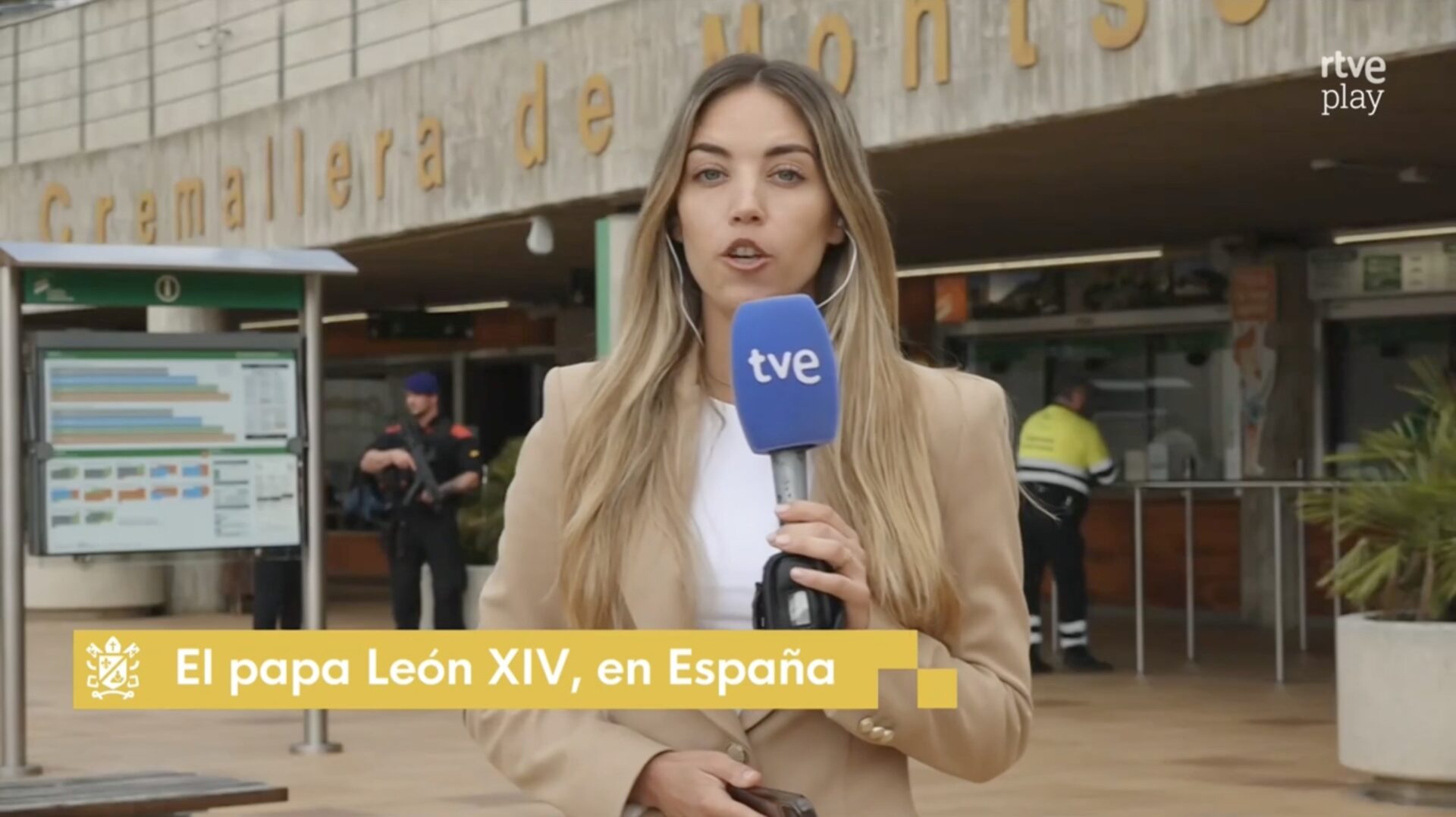 El Papa en Cataluña: Directo desde Montserrat para el especial de RTVE – operador de cámara de televisión en Barcelona