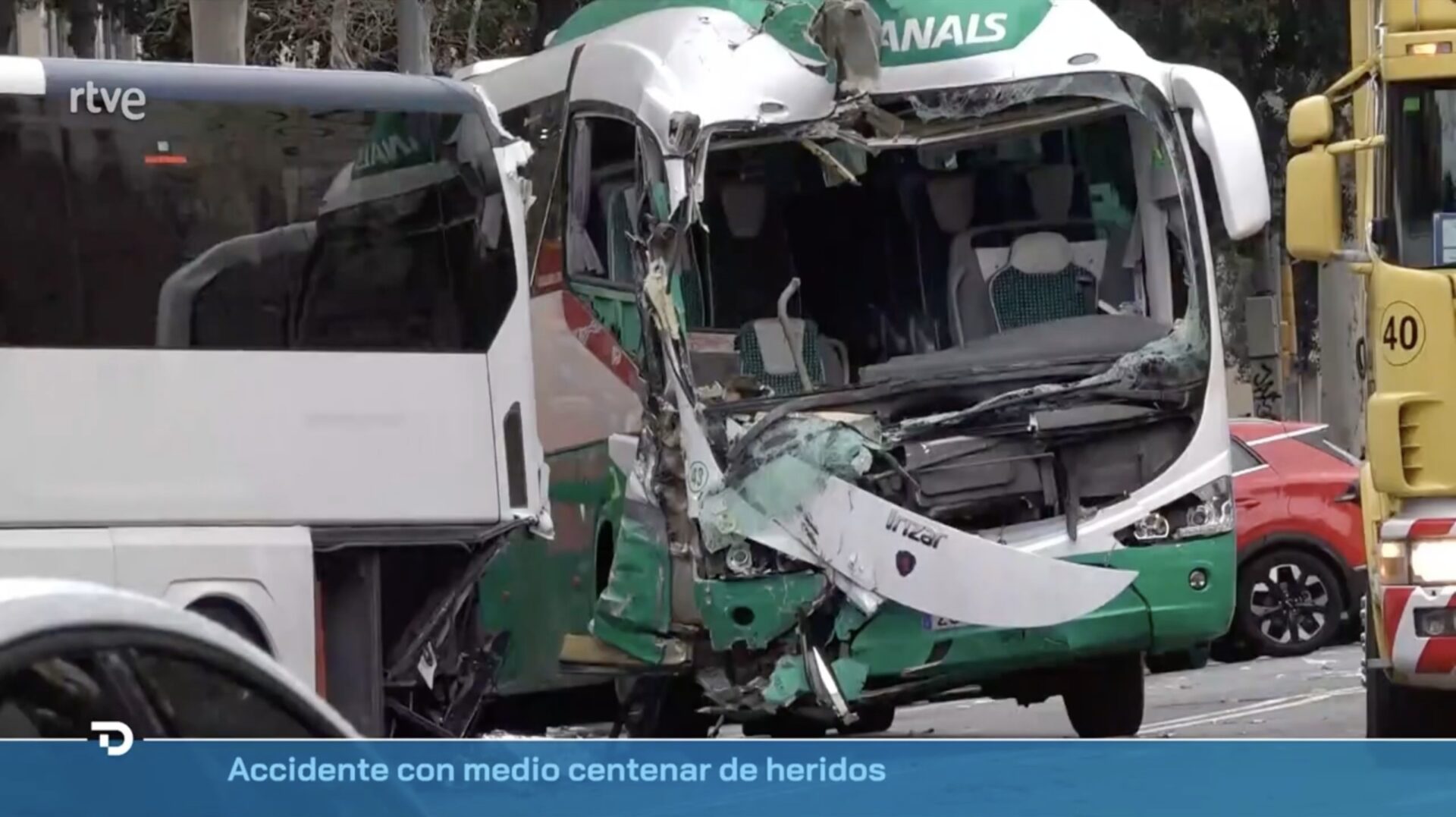 Imágenes del accidente de dos autocares en Barcelona – operador de cámara de televisión en Barcelona