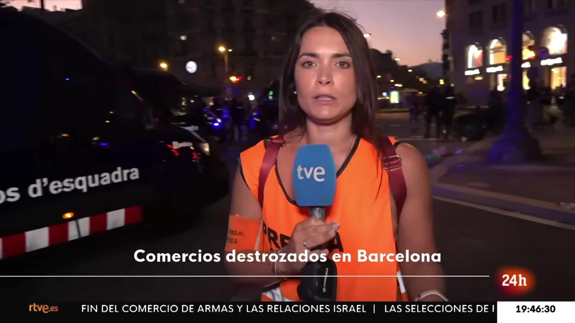 Disturbios en Barcelona tras una manifestación por Palestina – operador de cámara de televisión en Barcelona