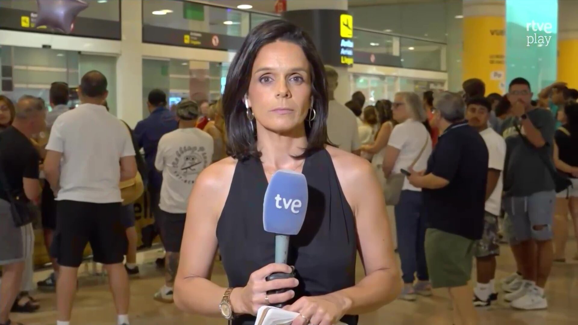 Conexión en directo para el Telediario 21h desde el aeropuerto – operador de cámara de televisión en Barcelona