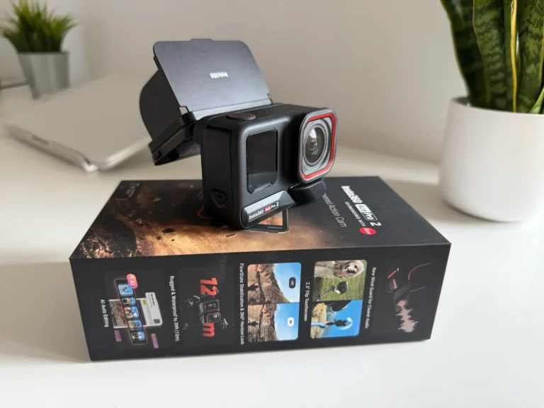 Insta360 Ace Pro 2 con la pantalla abatible levantada para grabarse de frente