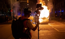 Operador de cámara de noticias en Barcelona